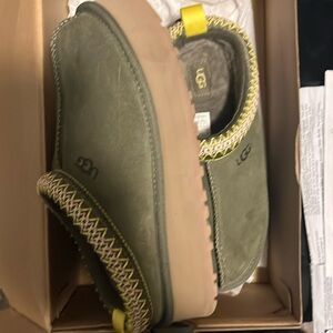 Olive colored size 6 platform ugg slippers
